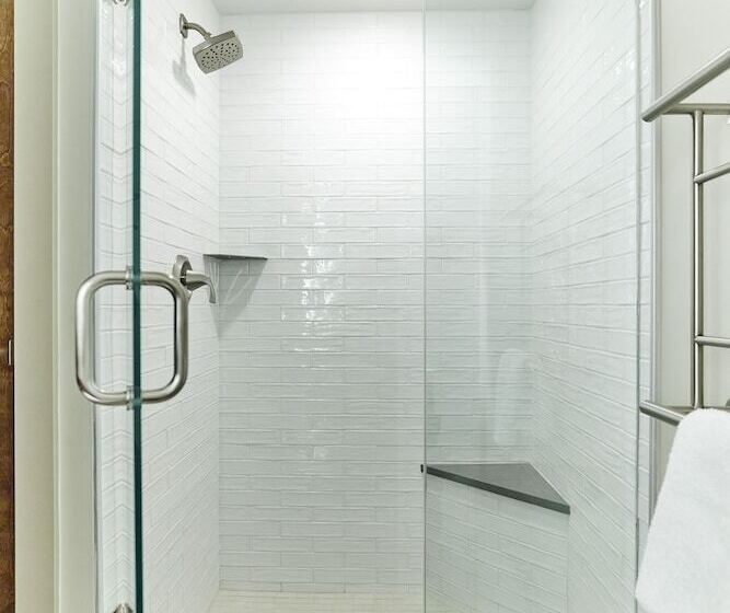 דירת חדר, The Docent S Collection