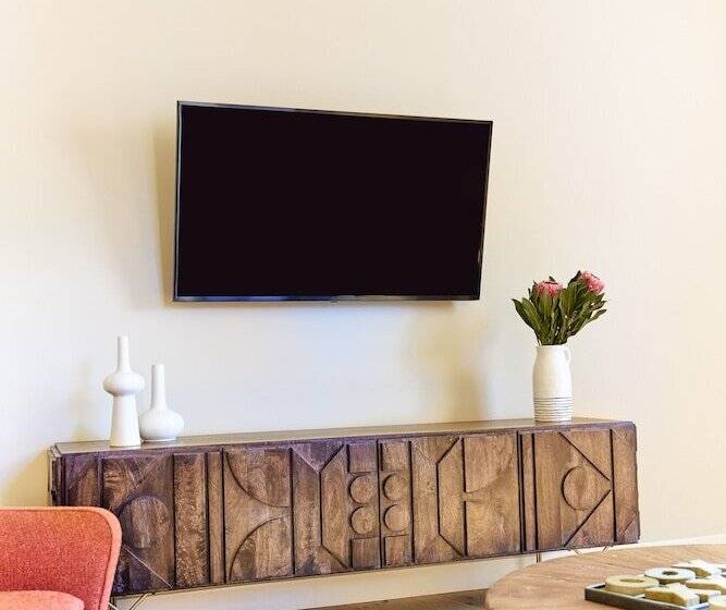 דירת חדר, The Docent S Collection