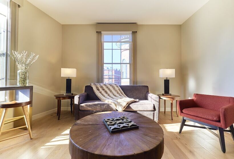 דירת חדר, The Docent S Collection