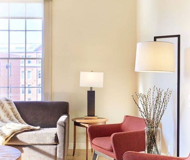 דירת חדר, The Docent S Collection