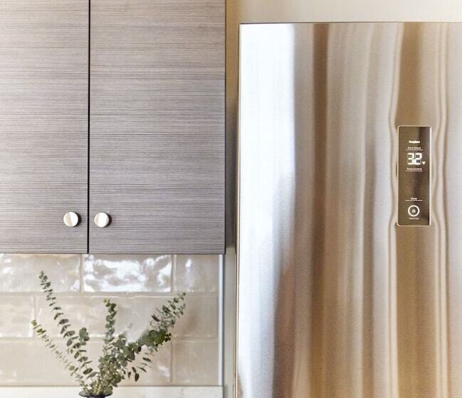 דירת חדר, The Docent S Collection