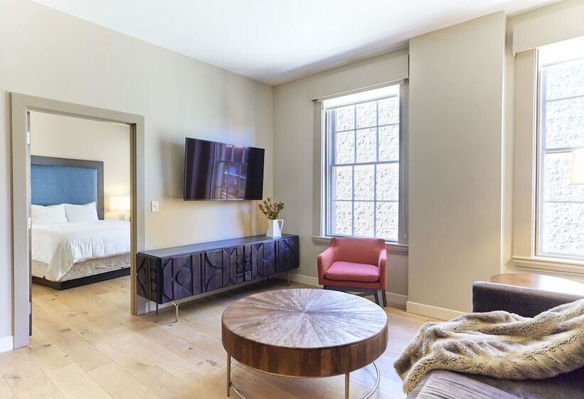 דירת חדר, The Docent S Collection