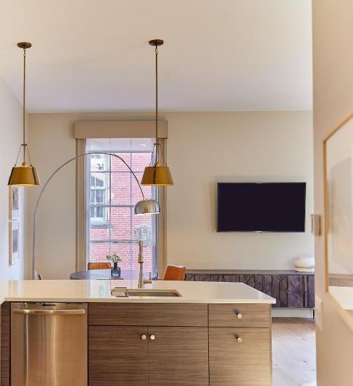 דירת שני חדרים, The Docent S Collection