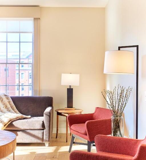 דירת חדר, The Docent S Collection