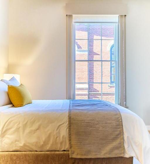 דירת חדר, The Docent S Collection