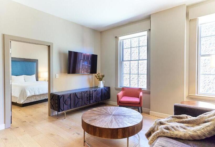 דירת חדר, The Docent S Collection