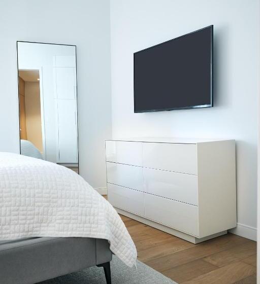 דירת שני חדרים, The Docent S Collection