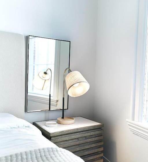 דירת שני חדרים, The Docent S Collection