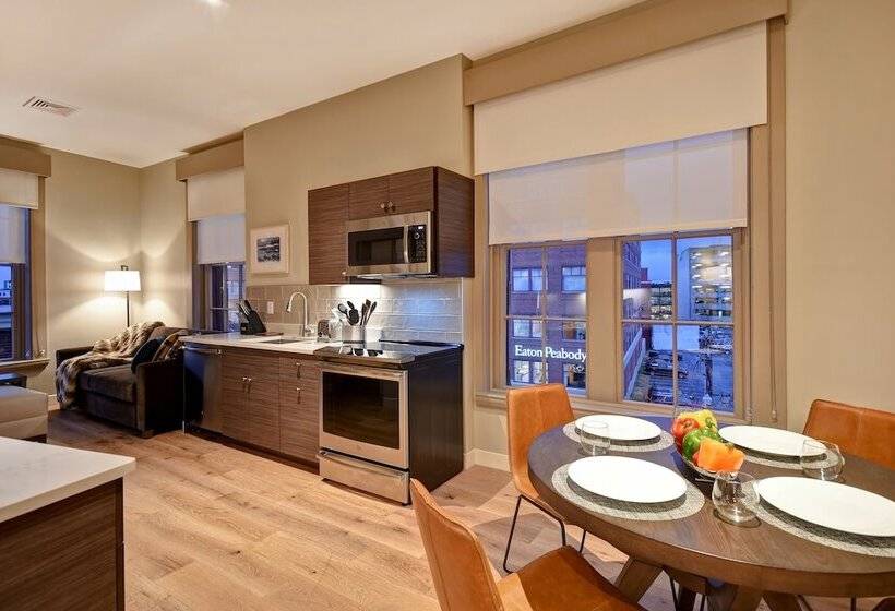 דירת חדר, The Docent S Collection