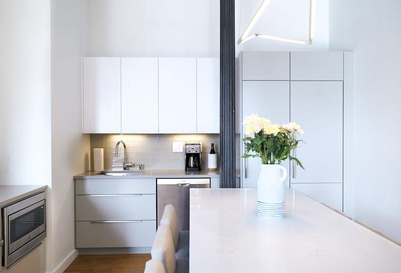 דירת שני חדרים, The Docent S Collection