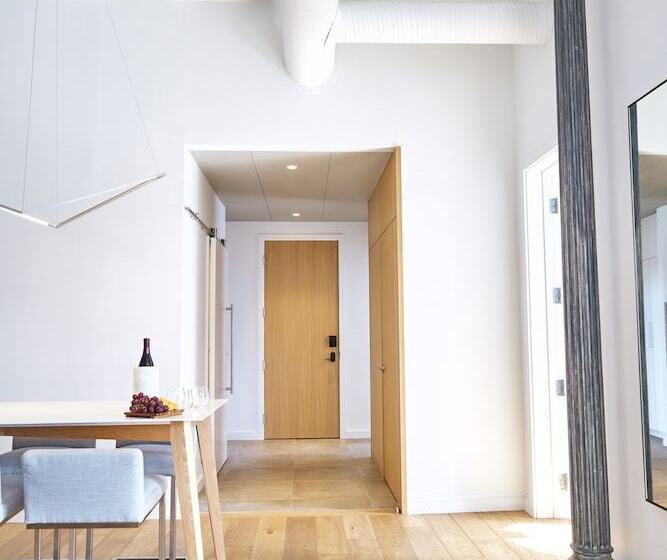 דירת שני חדרים, The Docent S Collection