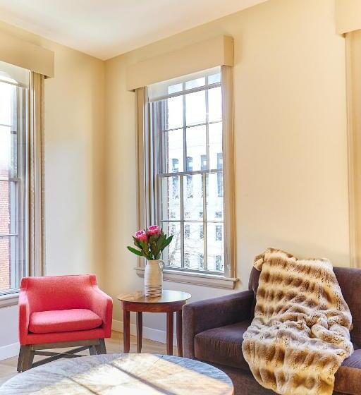 דירת חדר, The Docent S Collection