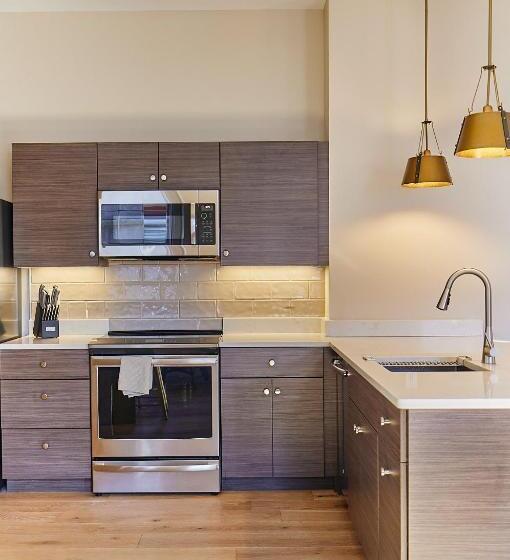 דירת חדר, The Docent S Collection