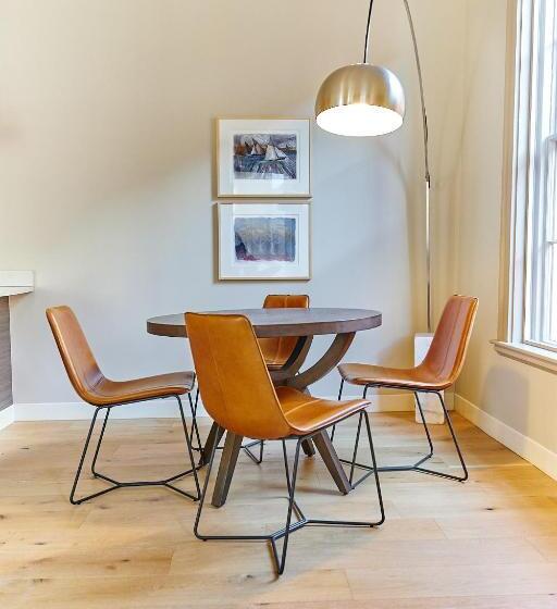 דירת חדר, The Docent S Collection