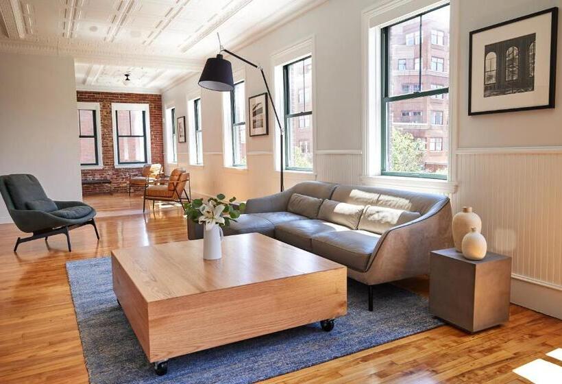 דירת שלושה חדרים, The Docent S Collection