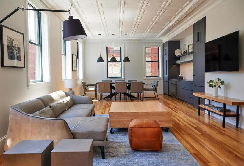 דירת שלושה חדרים, The Docent S Collection