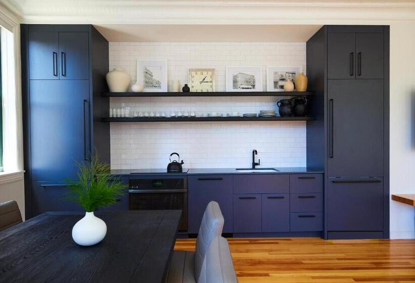 דירת שלושה חדרים, The Docent S Collection