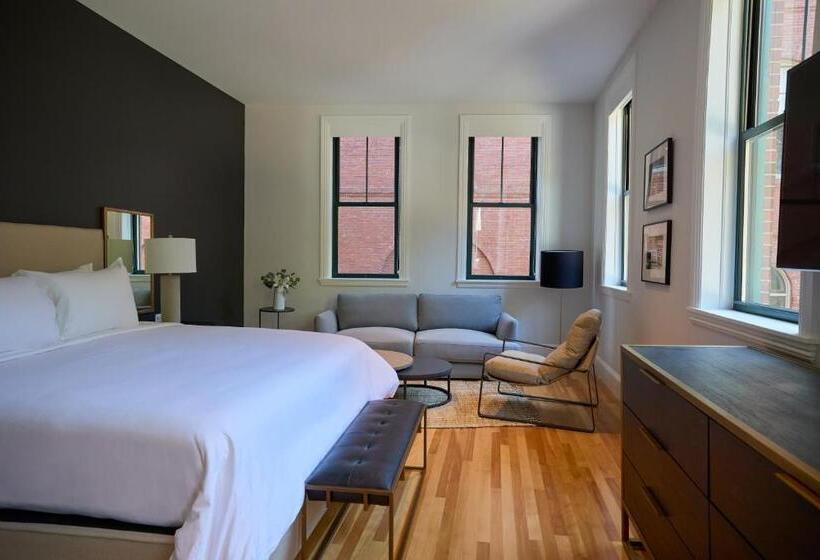 דירת שלושה חדרים, The Docent S Collection