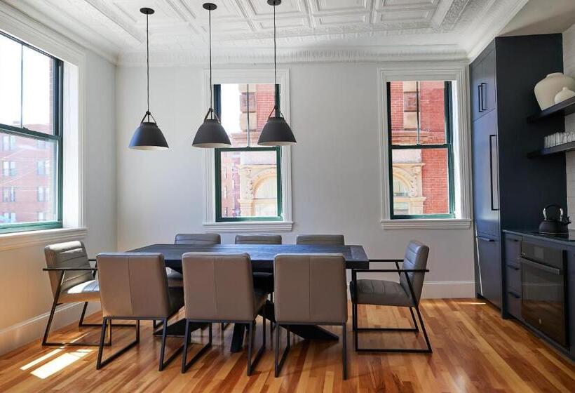 דירת שלושה חדרים, The Docent S Collection