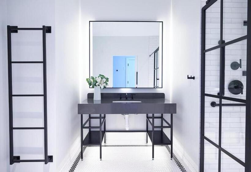 דירת שלושה חדרים, The Docent S Collection