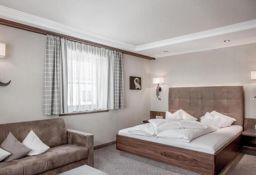 غرفة قياسية ثلاثية مزودة بشرفة, Garni Caroline