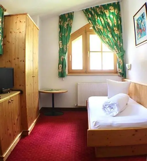 Quarto Estandar Individual, Garni Litzner