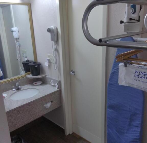 キングサイズベッドのスタンダードルーム, Baymont By Wyndham Madison Heights Detroit Area