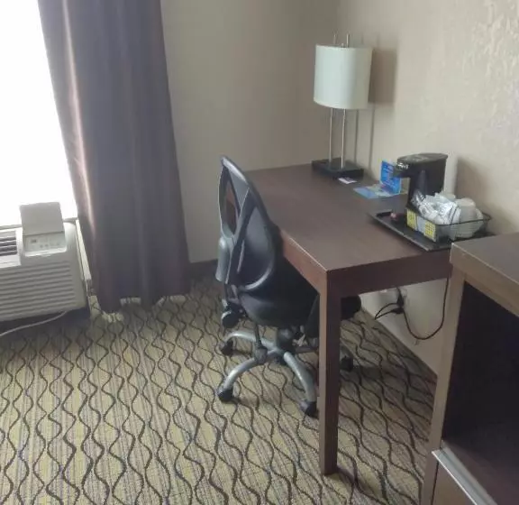 キングサイズベッドのスタンダードルーム, Baymont By Wyndham Madison Heights Detroit Area
