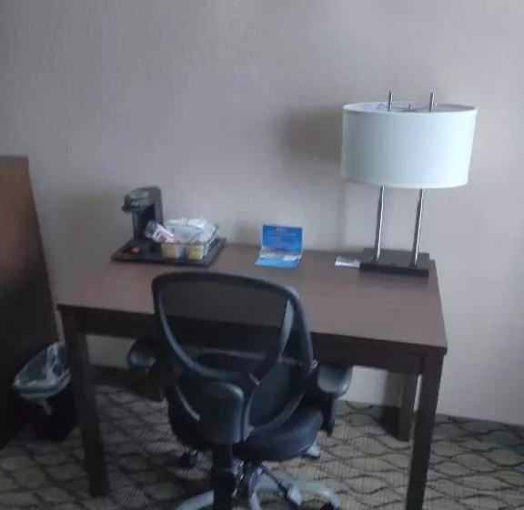 ２ダブルベッドのスタンダードルーム, Baymont By Wyndham Madison Heights Detroit Area