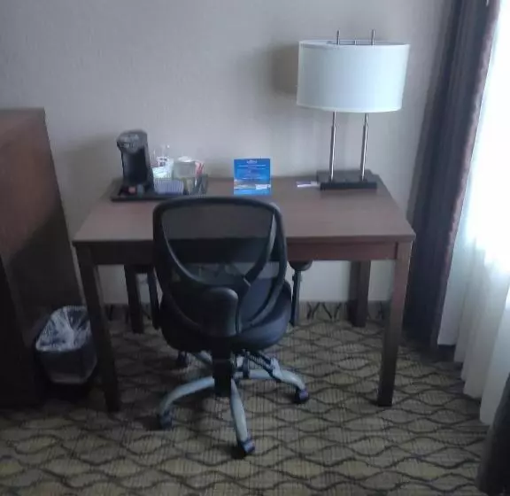 身障者適用キングサイズベッドルーム, Baymont By Wyndham Madison Heights Detroit Area