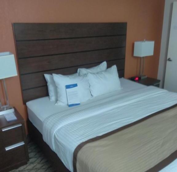 身障者適用キングサイズベッドルーム, Baymont By Wyndham Madison Heights Detroit Area