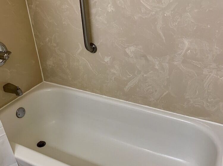 Номер Стандарт 2 Двуспальные Кровати, Clarion Inn Near Wright Patterson  Dayton