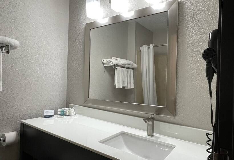 Номер Стандарт 2 Двуспальные Кровати, Clarion Inn Near Wright Patterson  Dayton