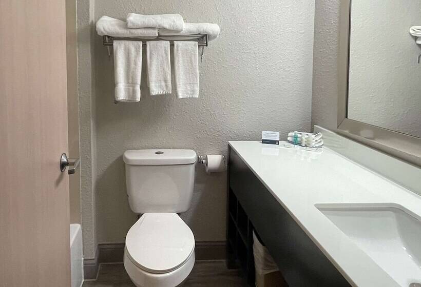 Номер Стандарт 2 Двуспальные Кровати, Clarion Inn Near Wright Patterson  Dayton