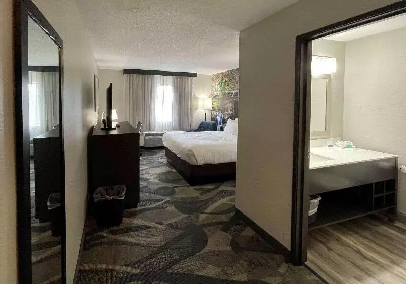 キングサイズベッドのスイートルーム, Clarion Inn Near Wright Patterson  Dayton