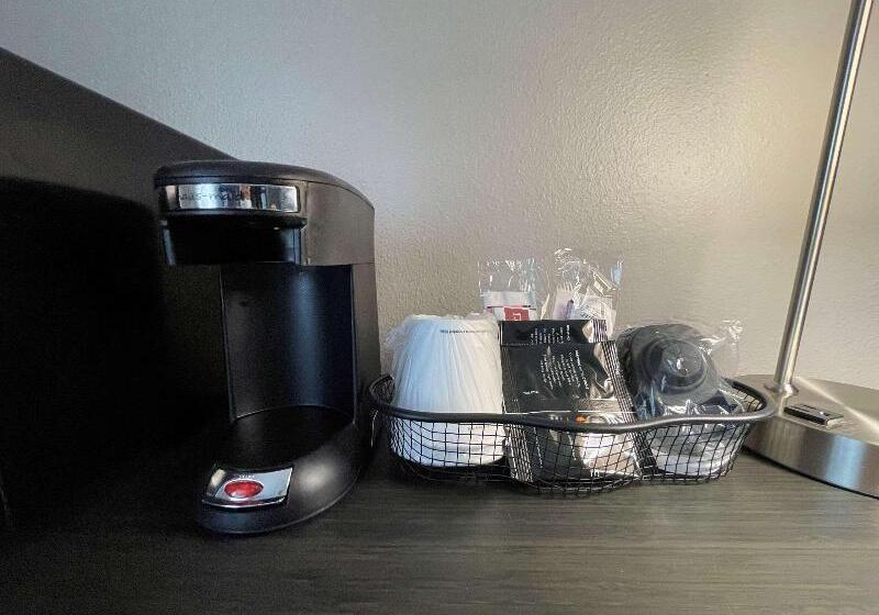 מיטת קינג בסוויטה, Clarion Inn Near Wright Patterson Dayton