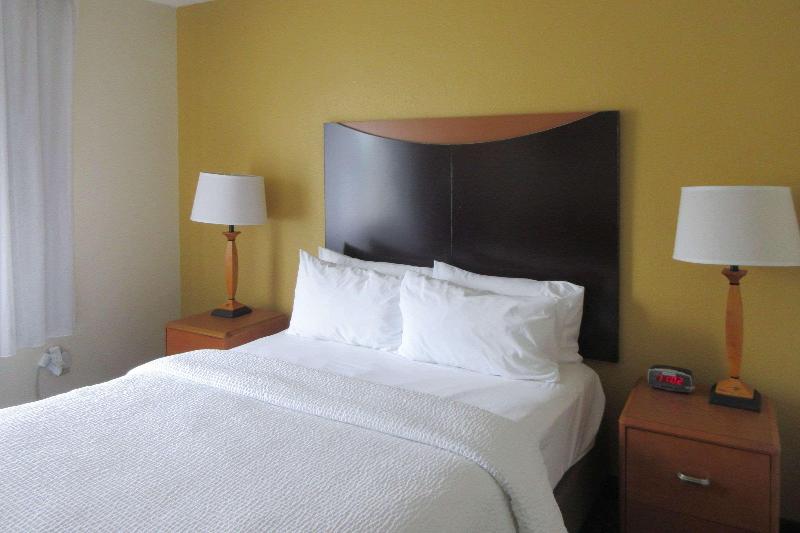 מיטת קינג בסוויטה, Clarion Inn Near Wright Patterson Dayton