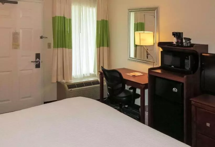 キングサイズベッドのスタンダードルーム, Quality Inn Cranberry Township