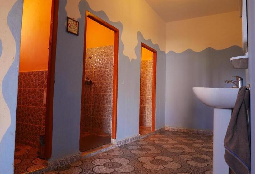 חדר סטנדרטי לארבעה עם חדר אמבטיה משותף, Auberge Hostel Traditionnel