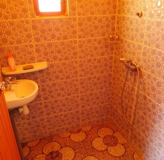 חדר סטנדרטי לארבעה עם חדר אמבטיה משותף, Auberge Hostel Traditionnel