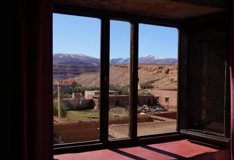 חדר סטנדרטי לארבעה עם חדר אמבטיה משותף, Auberge Hostel Traditionnel