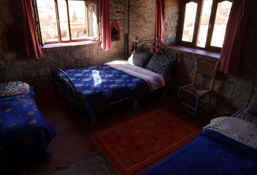 חדר סטנדרטי לארבעה עם חדר אמבטיה משותף, Auberge Hostel Traditionnel