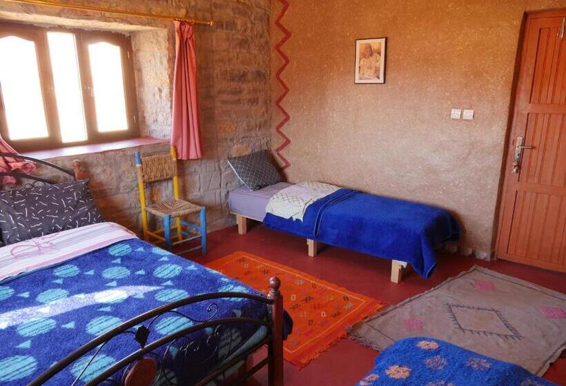 חדר סטנדרטי לארבעה עם חדר אמבטיה משותף, Auberge Hostel Traditionnel