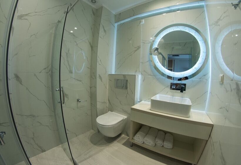 חדר דלוקס לשלושה, Peloton Inn