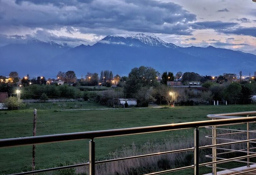 חדר דלוקס לשלושה, Peloton Inn