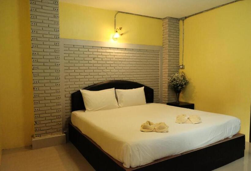 اتاق لوکس, Puangpech