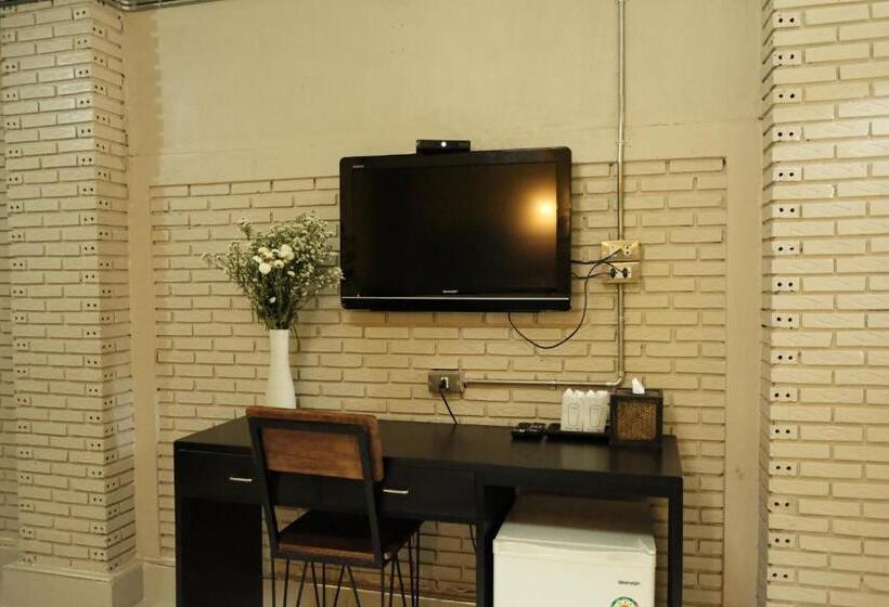 اتاق لوکس, Puangpech