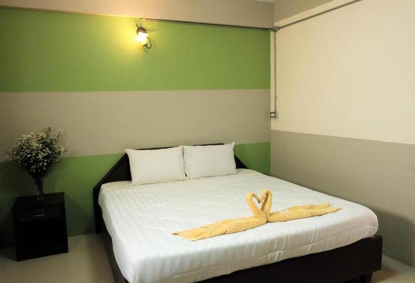 اتاق لوکس, Puangpech