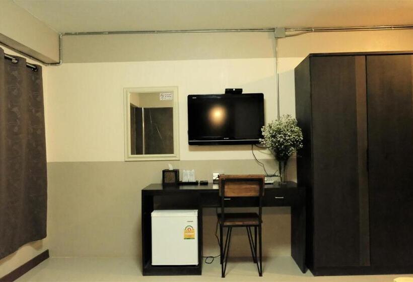 اتاق لوکس, Puangpech