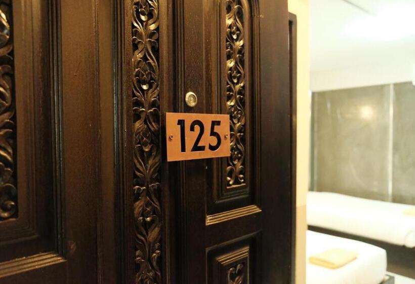 اتاق لوکس, Puangpech